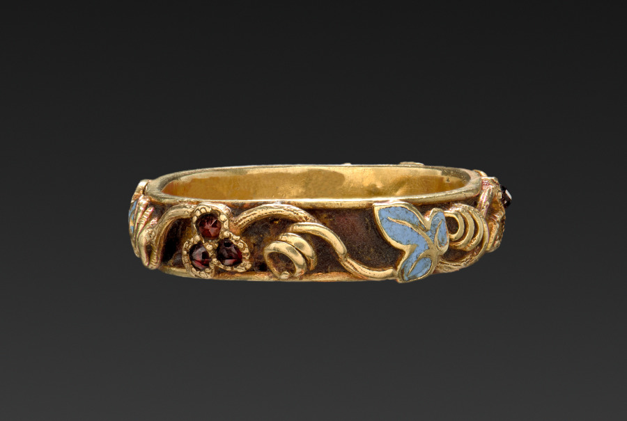 Ring mit Granat und Email